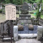 Macintosh HD:Users:mcue:Desktop:鎌倉紹介2_神社原稿・写真:石.JPG