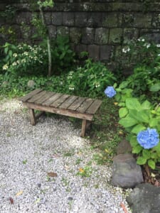 Macintosh HD:Users:mcue:Desktop:鎌倉紹介2_神社原稿・写真:ベンチ.JPG