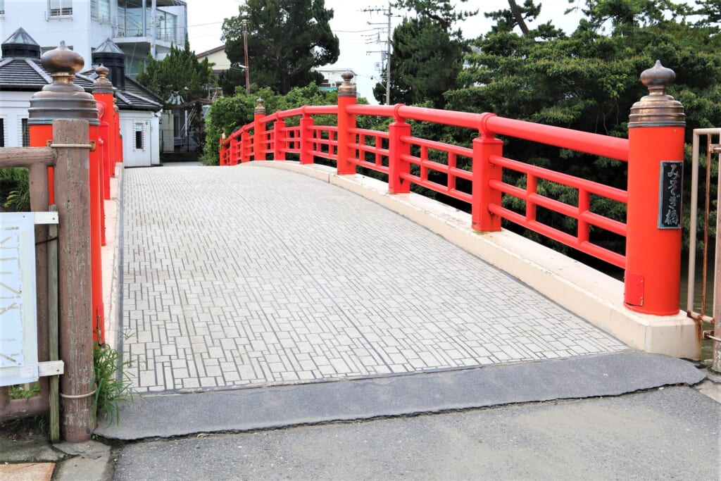 屋外, フェンス, 歩道, 座る が含まれている画像

自動的に生成された説明