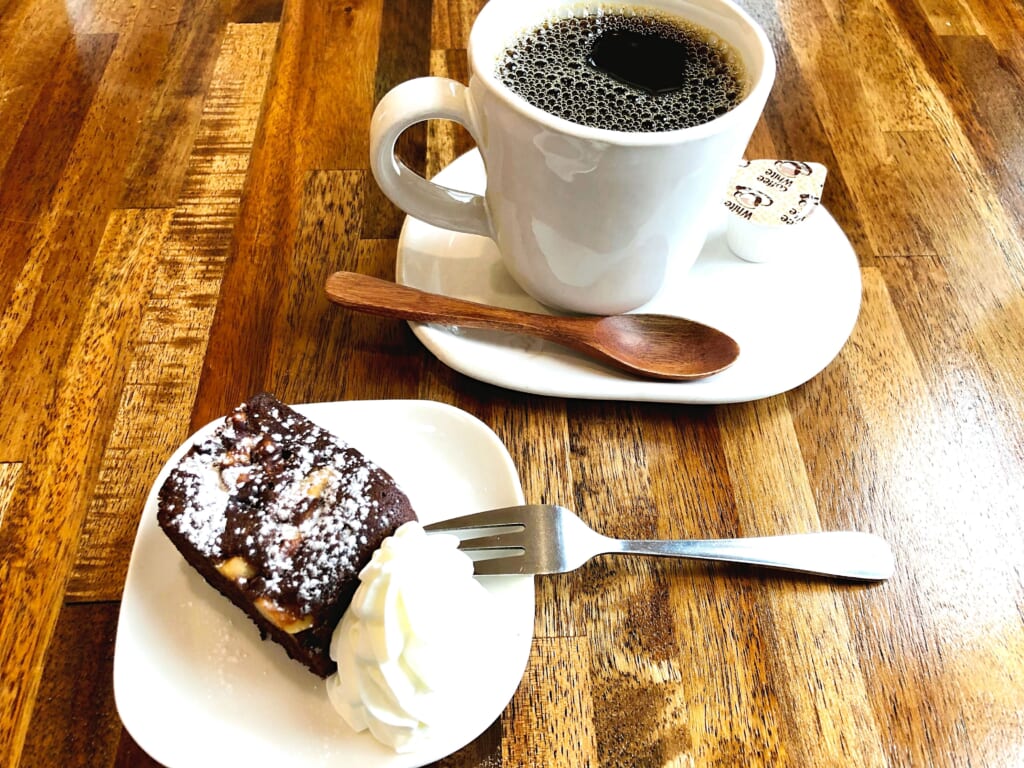 カップ, コーヒー, テーブル, 皿 が含まれている画像
自動的に生成された説明