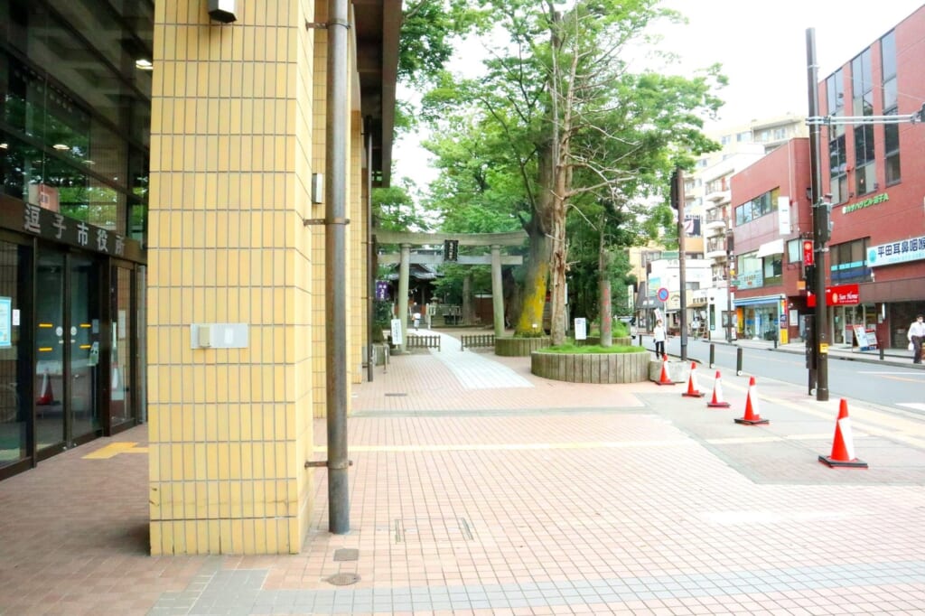 建物, 屋外, 歩道, 道路 が含まれている画像
自動的に生成された説明