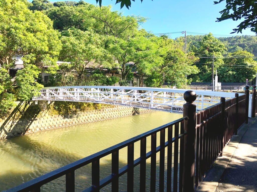 フェンス, 屋外, 橋, 草 が含まれている画像
自動的に生成された説明
