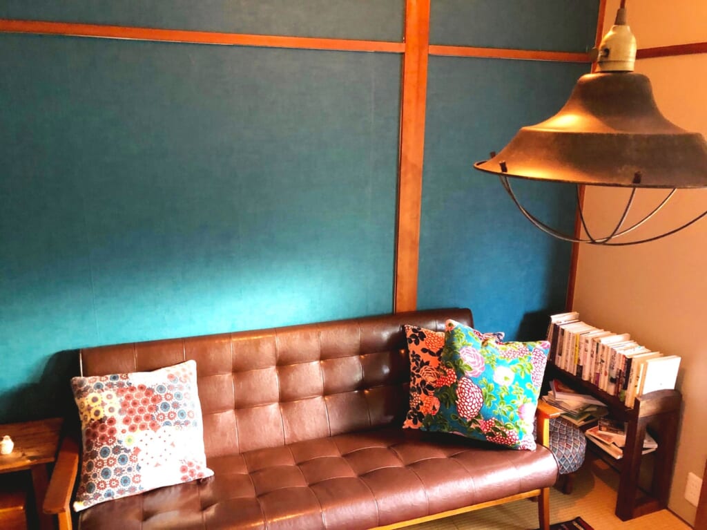 屋内, 暮らし, 部屋, テーブル が含まれている画像
自動的に生成された説明