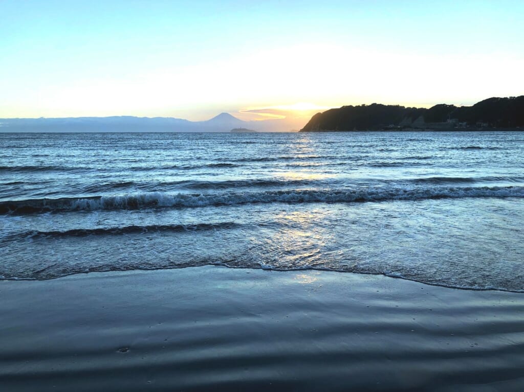 夕日が沈む海
自動的に生成された説明