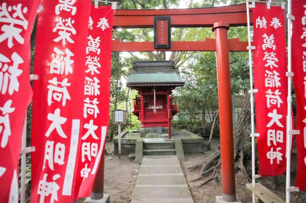 屋外, 記号, 停止, 座る が含まれている画像
自動的に生成された説明
