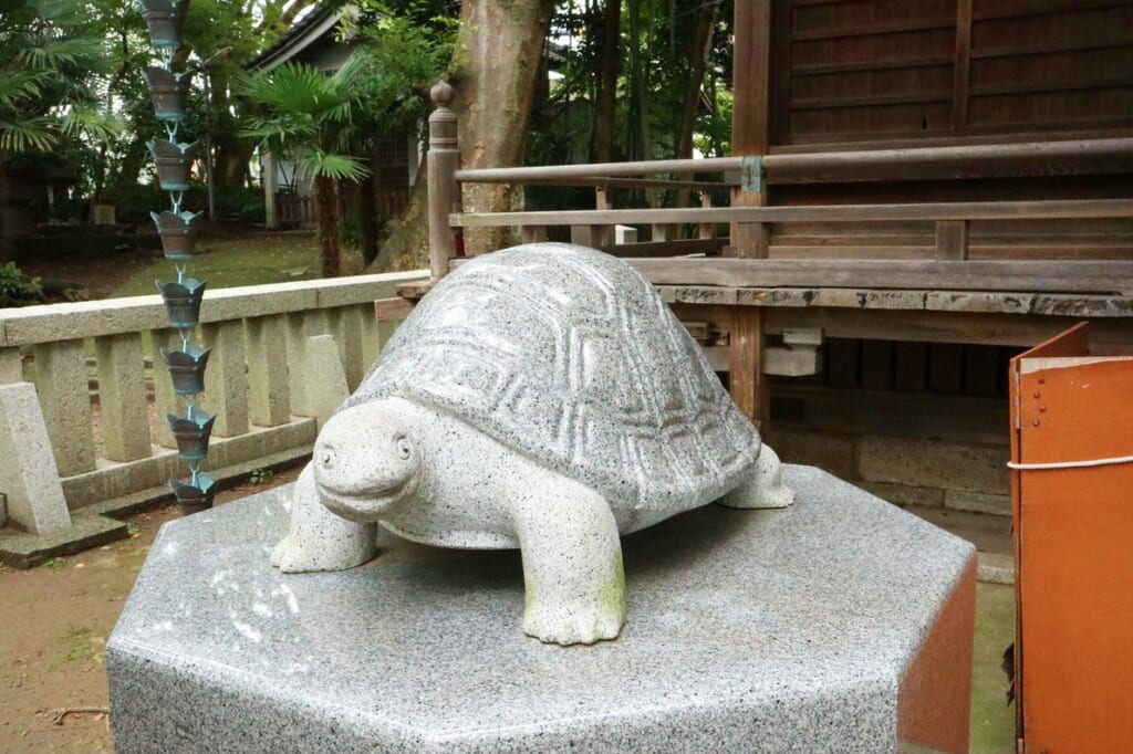 屋外, 建物, 座る, ベンチ が含まれている画像
自動的に生成された説明